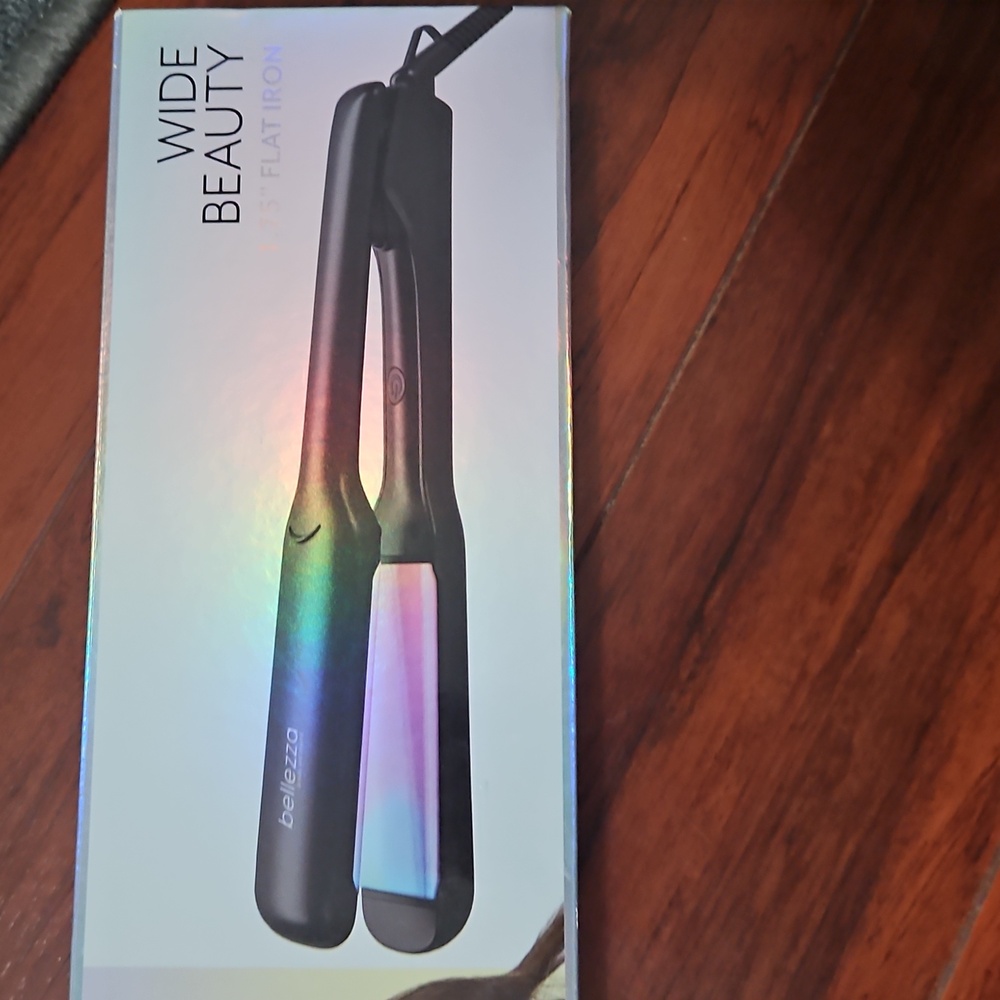 NWT Bellezza Flat Iron Wide 1.75"